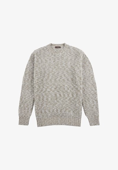 Hellgrauer Strickpullover mit Rundhalsausschnitt, gerippter Struktur und langen Ärmeln. Der Stoff wirkt weich und hat ein dezentes Muster.