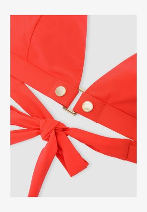 Czerwony top bikini z ozdobnymi złotymi guzikami i wiązanym paskiem z tkaniny na białym tle.