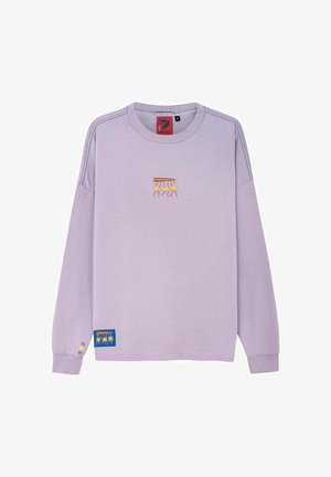 Jasnofioletowa bluza z długimi rękawami. Posiada mały haftowany wzór oraz niebieską materiałową naszywkę na dolnej lewej stronie.