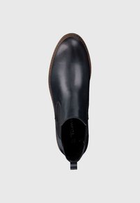 Černá kožená kotníková bota s elastickými bočními panely a poutkem. Má kulatou špičku a texturovanou podešev pro lepší trakci.