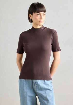 Brun stripet kortermet topp med høy hals og tettsittende design; har subtile sømdetaljer nær kragen; glatt tekstur.