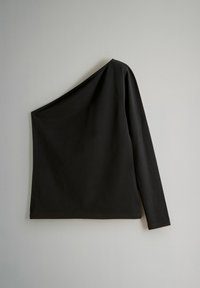 Asymmetrisches schwarzes Langarmoberteil, aus weichem Stoff gefertigt, mit einem schulterfreien Design und einem geraden Saum.