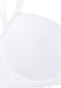 Witte gevoerde beha met kantafwerking, met een gladde stof, verstelbare bandjes en een ronde cupvorm, die eenvoud en een schoon ontwerp benadrukt.