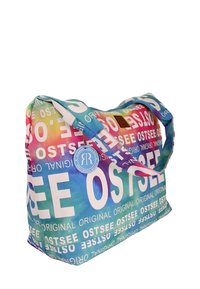 Tas met een verloopontwerp in blauw, roze en wit. Bevat tekst met de vermelding "OSTSEE" en een logo-label. Gemaakt van lichtgewicht stof.