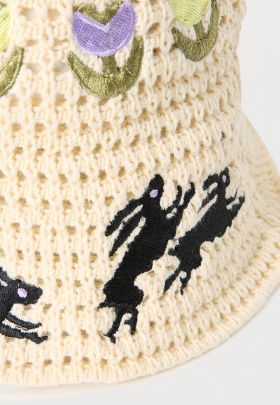 Πλεκτό κάπρο καπέλο τύπου bucket με κεντημένους μαύρους κουνέλους με μωβ μάτια και μωβ και πράσινα λουλουδάτα σχέδια.