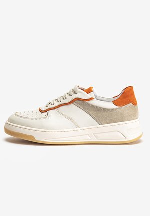 Sneaker voor heren met een crème leren bovenkant, grijze suède accenten, oranje hak, geperforeerde teen en een crème en rubberen zool van gum.