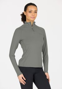 Let bæres, lynlåset pullover i mat grå stof. Har lange ærmer, en høj krave og en strømlinet pasform med subtile syninger.