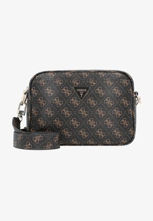 Schwarze synthetische Umhängetasche mit braunem Logo-Muster, rechteckiger Form, verstellbarem Tragegurt und silbernen Beschlägen. Verfügt über eine Logo-Plakette.