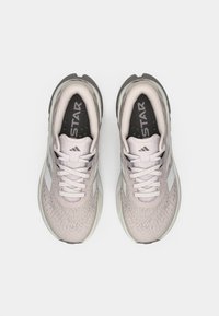 Αθλητικά παπούτσια σε ανοιχτό ροζ χρώμα με υφασμάτινη επάνω επιφάνεια, λευκές λεπτομέρειες, επίπεδα κορδόνια και μαλακή σόλα. Διακριτικό λογότυπο στην μαύρη εσωτερική σόλα.