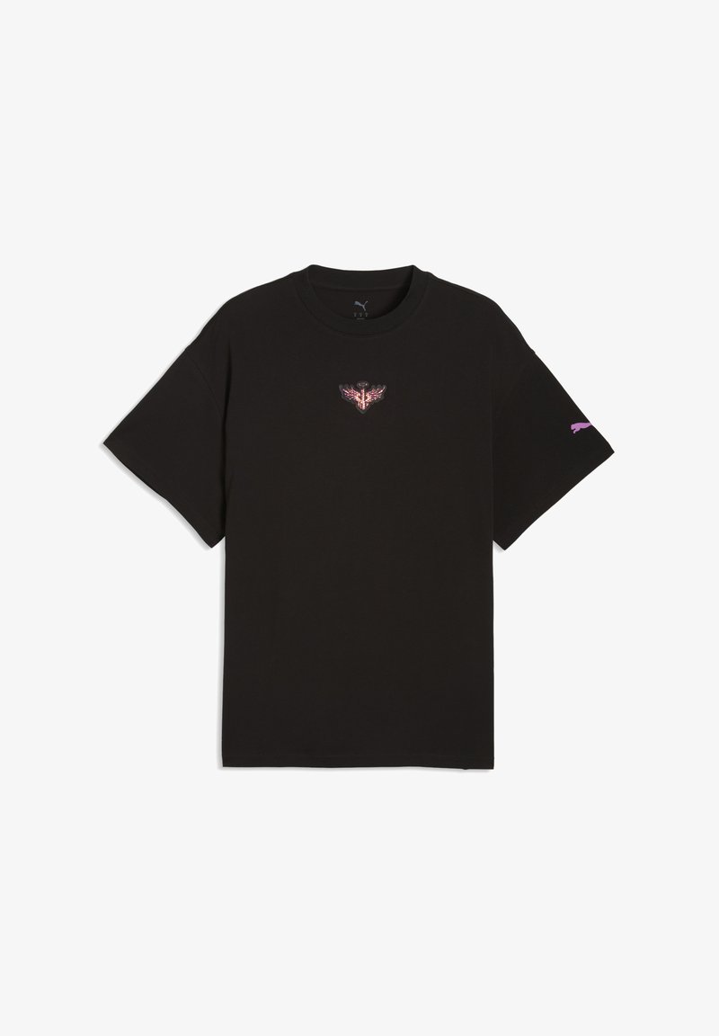 Camiseta negra de Puma con un pequeño emblema rosa con alas en el pecho y el logo de Puma en rosa en la manga derecha, mangas cortas, cuello redondo.