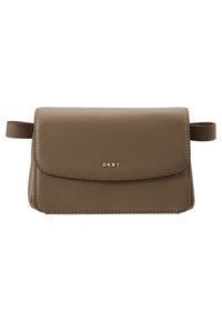 Sac à main en cuir marron texturé avec une fermeture à rabat, doté d'un logo doré et d'une petite poignée latérale pour le transport. Design compact.