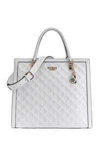 Sac à main en cuir blanc matelassé avec quincaillerie dorée, doubles anses, bandoulière réglable et un charm décoratif attaché.