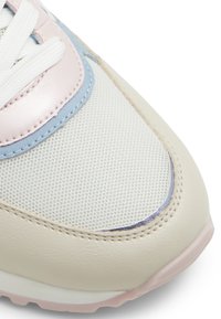 Sneaker in pelle e mesh nei colori crema, azzurro chiaro e rosa. Presenta una parte superiore in mesh testurizzato, accenti in pelle liscia e punta arrotondata.