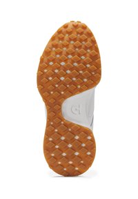 Suola di una scarpa sportiva con una superficie in gomma arancione texturizzata, caratterizzata da un motivo a diamante per una migliore presa, bordata da un intersuola sintetica bianca.