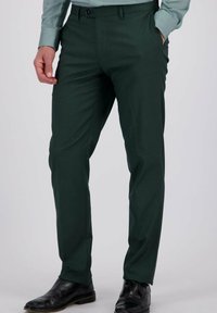 Groene slim fit pantalon gemaakt van een gladde stof, met ingestikte plooien en zijzakken. Draag met zwarte schoenen.