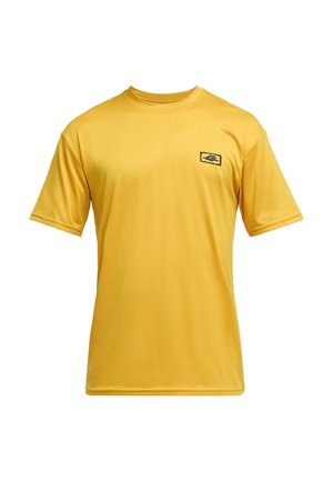 T-shirt jaune à manches courtes avec col rond et petit logo noir sur le côté gauche de la poitrine, design uni, présenté sur fond blanc.