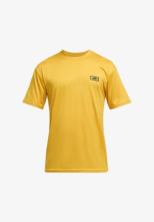 T-shirt jaune à manches courtes avec col rond et petit logo noir sur le côté gauche de la poitrine, design uni, présenté sur fond blanc.