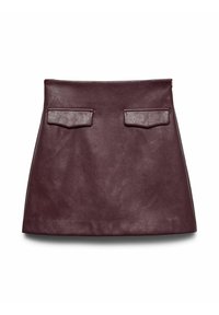 Burgundy odinės mini sijonas su dviem dekoratyvinėmis priekinėmis kišenėmis, lygia tekstūra ir švaria, struktūrine siluetu.