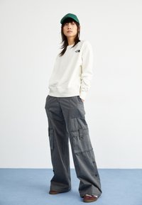 The North Face ESSENTIAL CREW - Sudadera - white dune