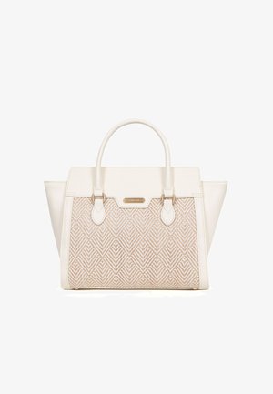 Borsa crema e beige con motivo a spina di pesce testurizzato, due manici superiori e targhetta logo rettangolare dorata sul davanti.