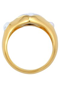 Guldring med en slät band och rundad topp. Klara stenar som är infällda på vardera sidan av bandet. Polerad yta.