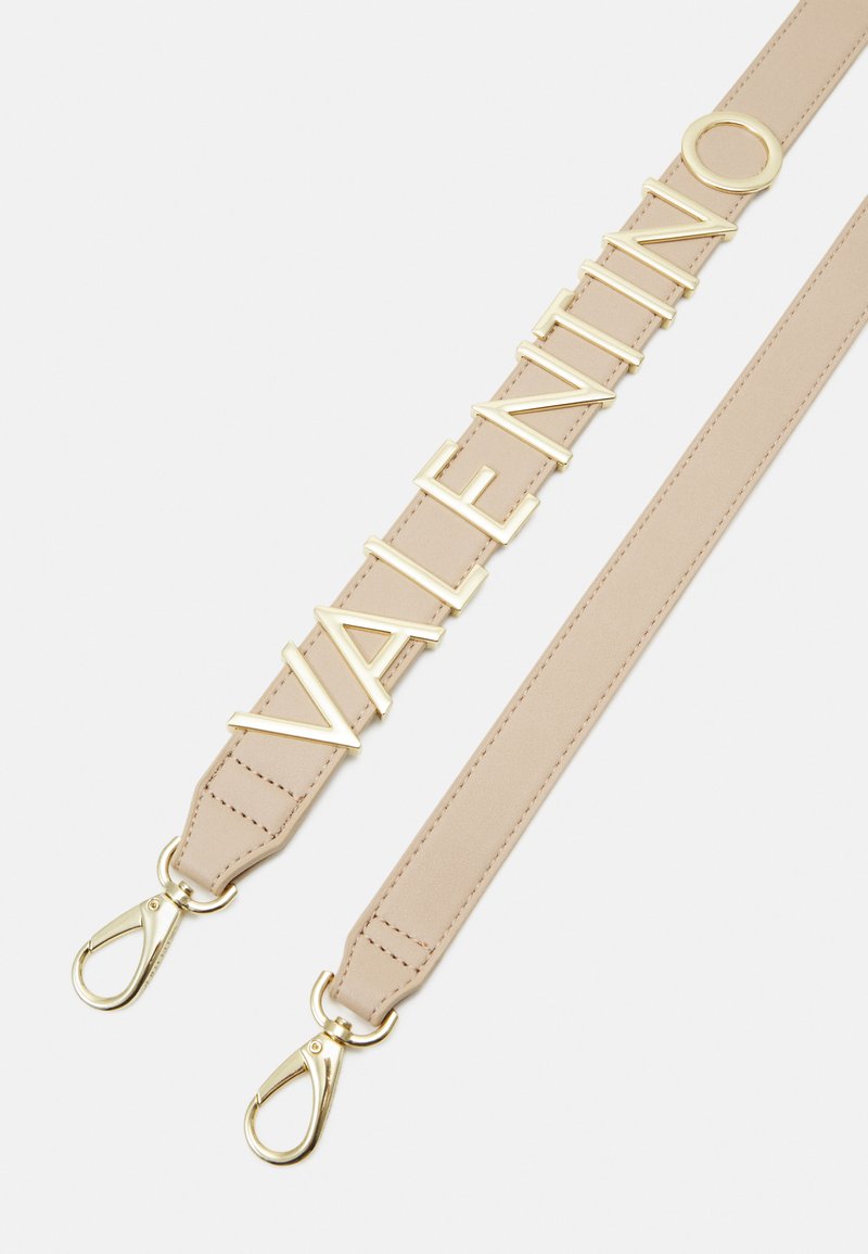 Bandoulière en cuir beige Valentino avec quincaillerie dorée, présentant des lettres embossées épelant "VALENTINO", et des attaches à mousqueton.