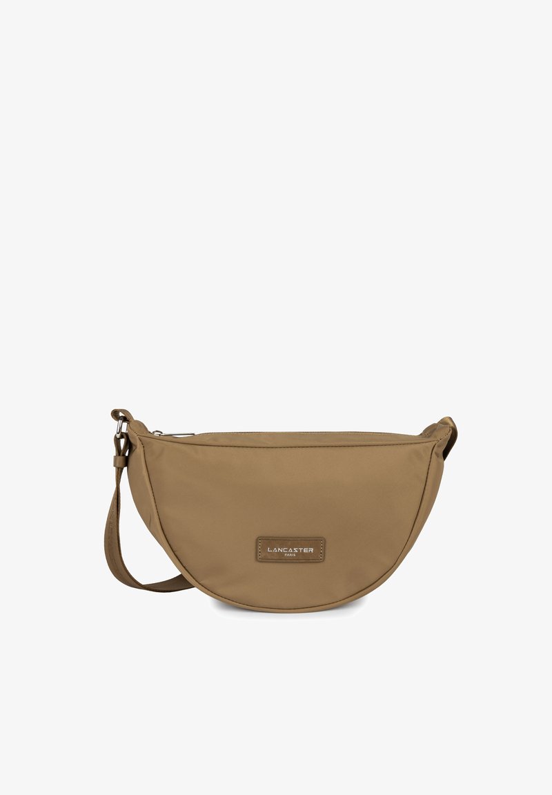 Sac bandoulière en nylon kaki, en forme semi-circulaire, fermeture éclair, bandoulière ajustable et logo embossé à l'avant. Texture lisse.
