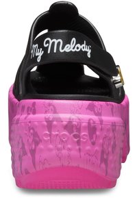 Sandali platform neri con una fascia larga che presenta la scritta bianca "My Melody". Base rosa con motivi in rilievo di personaggi dei cartoni animati.