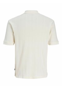Polo en maille à manches courtes couleur blanc cassé avec motif vertical texturé, col côtelé et manches retroussées, vu de dos.