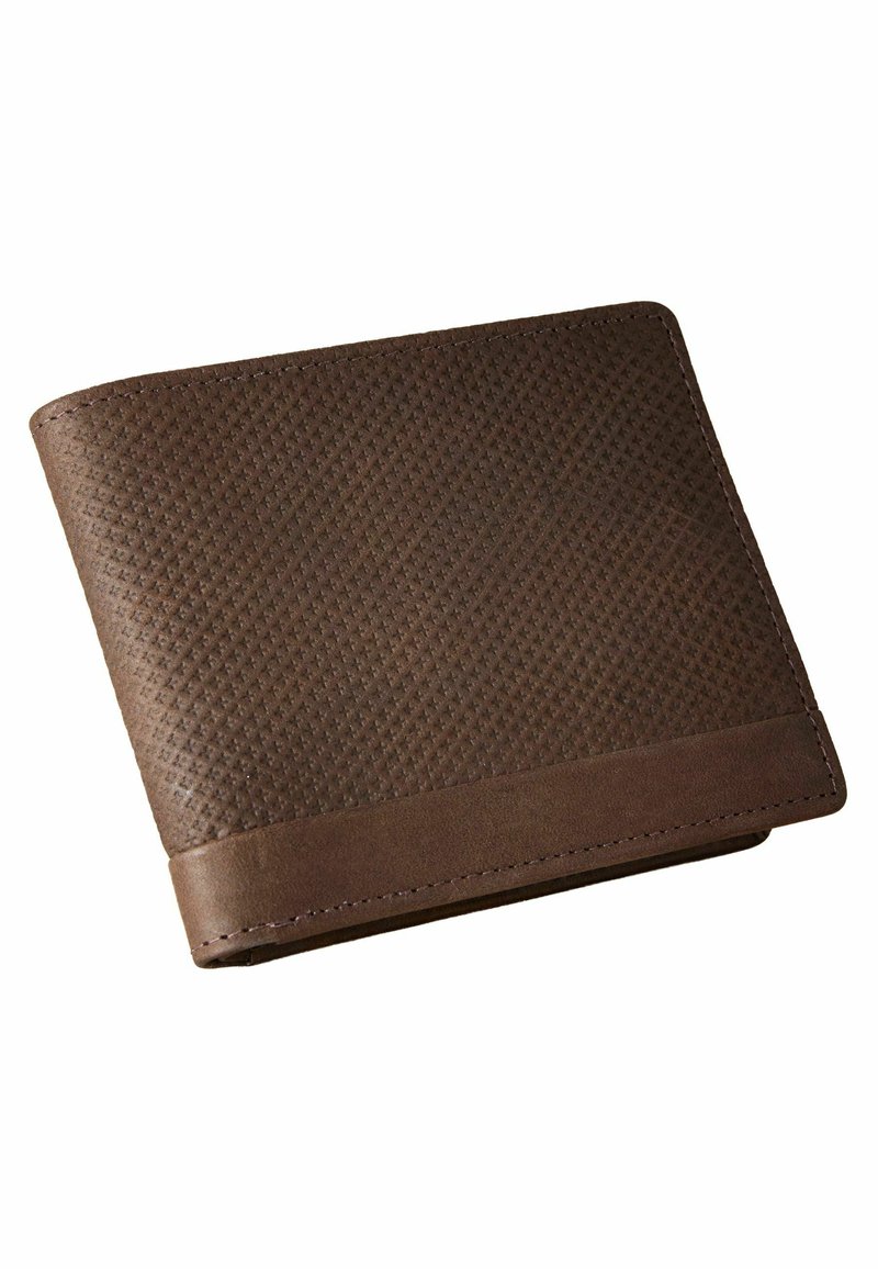 Portefeuille en cuir marron avec une surface texturée et des bords lisses. Présente une forme rectangulaire et des coutures visibles le long des bords.