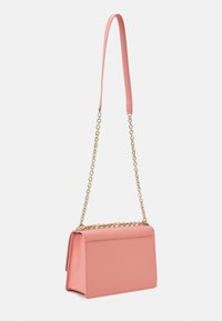Borsa rettangolare di colore corallo con catena dorata e spallaccio in tessuto regolabile coordinato, posizionata su uno sfondo bianco.