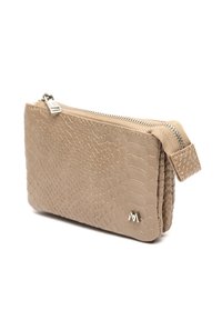 Pochette da polso in pelle beige testurizzata con zip argento e piccolo logo metallico "M" nell'angolo anteriore.