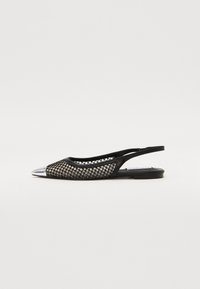 Musta verkkokenkä, jossa on slingback-malli, terävä kärki, metallinhohtoinen hopeinen kärki ja tasapohja. Ominaisuuksiin kuuluu leikattu muotoilu ja teksturoitu materiaali.