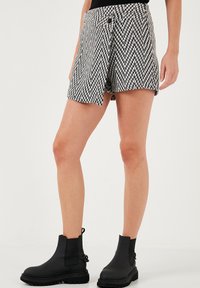 LELA Krilo A-kroja - black