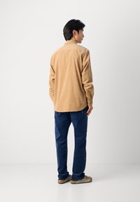 Scotch & Soda REGULAR FIT SHIRT - Camisa - tannin