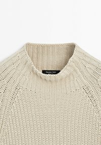 Chunky strikket beige sweater hals med ribbet tekstur og en sort Massimo Dutti label syet ind i kraven.