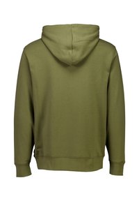 Olivgrön hoodie med en mjuk, slät textur, som har en känguruficka, ribbade ärmar och en dragsko i huvan. Baksidan visar inga ytterligare detaljer.