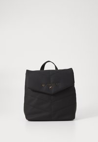 Zwarte rugzak van gewatteerd synthetisch materiaal. Voorzien van een driehoekige flap, een gouden "GUESS" logo met harten en een bovenhandvat.