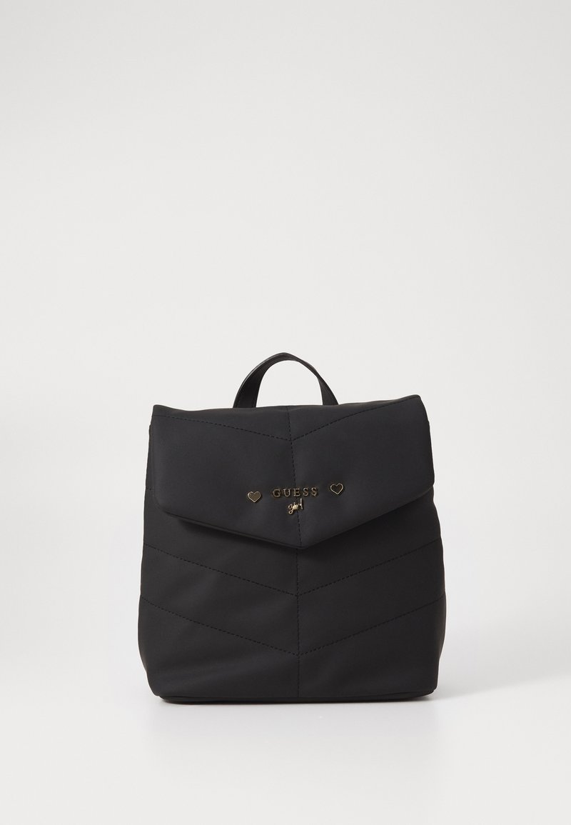 Zwarte rugzak van gewatteerd synthetisch materiaal. Voorzien van een driehoekige flap, een gouden "GUESS" logo met harten en een bovenhandvat.