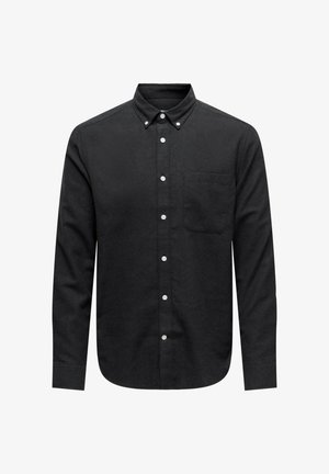 Črna srajca z gumbi, izdelana iz tkanine, z izostrenim ovratnikom, dolgimi rokavi, žepom na prsih in belimi gumbi.