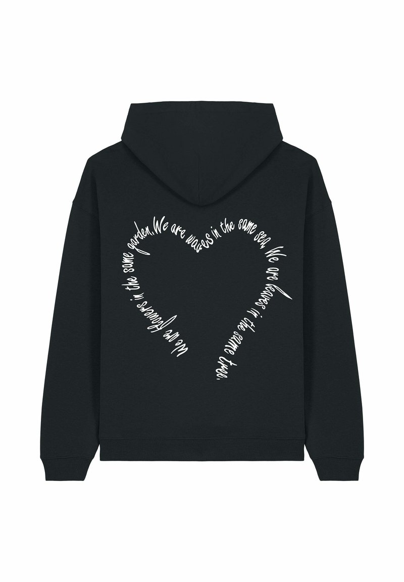 Felpa nera con cappuccio, con testo bianco che forma una forma a cuore sul retro; tessuto morbido, vestibilità rilassata, polsini e orlo a coste.