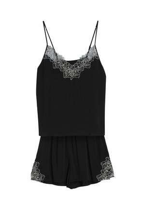 Czarny komplet na ramiączkach i szorty wykonane z gładkiego materiału, z białą koronką w kwiaty zdobiącą linię dekoltu i dół.