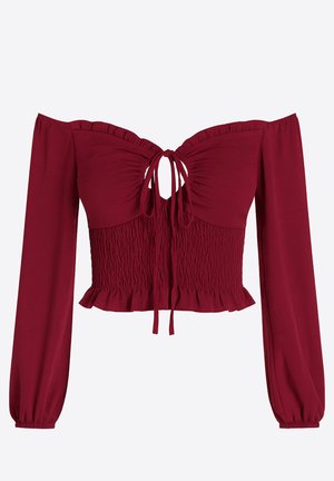 Bordeauxrode off-shoulder crop top met ballonmouwen, geplooid lijfje, strikdetail aan de voorkant en een gerimpelde zoom. Gladde stoftextuur.