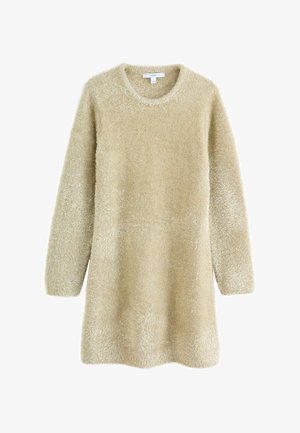 Beżowa, puszysta sukienka swetrowa z okrągłym dekoltem, długimi rękawami i luźnym krojem. Miękka tekstura z gładkim wykończeniem, bez widocznych elementów metalowych.