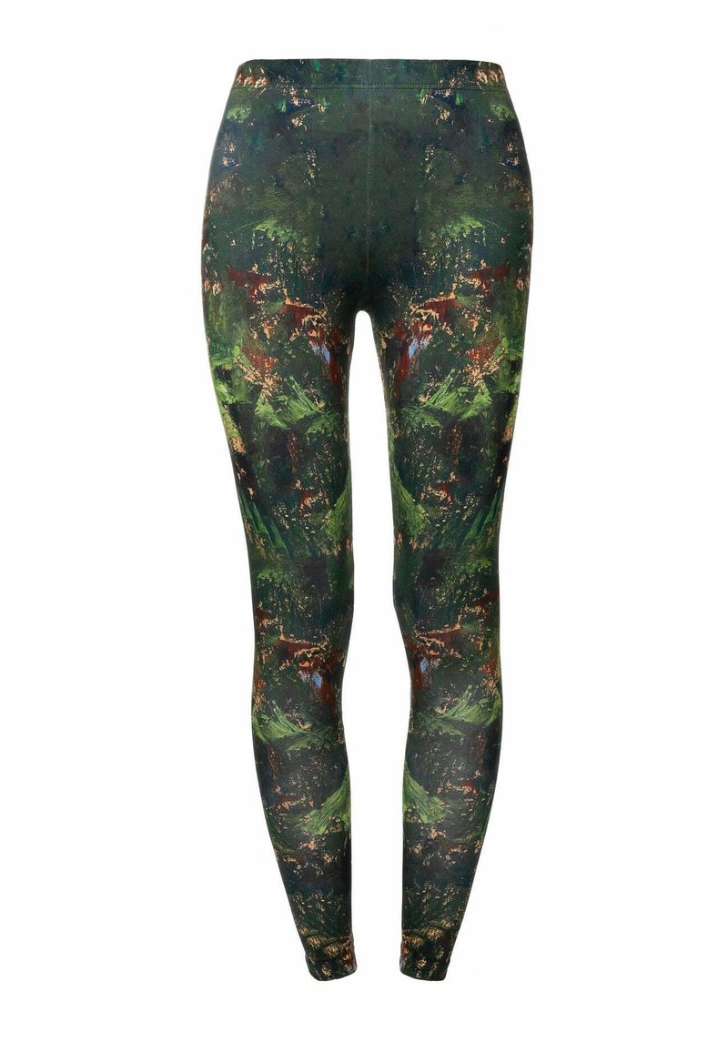 Leggings s tamnozelenom podlogom i šarenim apstraktnim šumskim uzorkom. Izrađene od rastezljivog materijala, dizajnirane za udobnost i pokretljivost.
