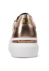 Sneaker bianco con suola tondeggiante, dettagli neri e una sezione del tallone in rosa oro lucido con le lettere "OH" in rilievo.