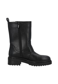 Bota de cuero negro hasta el tobillo con cremallera lateral, suela plana, correa decorativa y acabado texturizado, que presenta un diseño robusto y costuras duraderas.