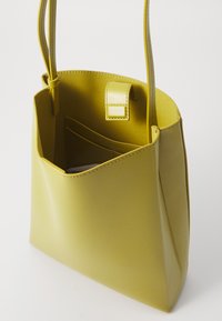 Borsa tote in pelle gialla con forma strutturata, dotata di due manici, chiusura a scatto e tasche interne per un'organizzazione ottimale.