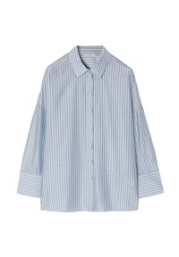 Camisa de botón azul claro con mangas largas y cuello puntiagudo. Presenta rayas verticales, corte relajado y una textura suave.