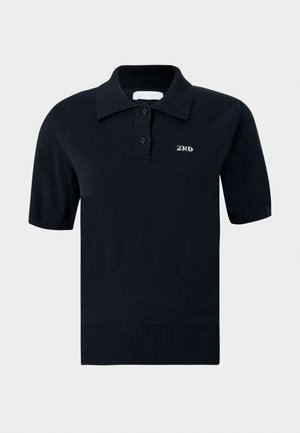 Must lühikeste varrukatega poloshirt, valmistatud siledast kudumkangast. Omab soonikkoelist kraega, kahe nupuga ja väikese tikitud "2ND" logoga.